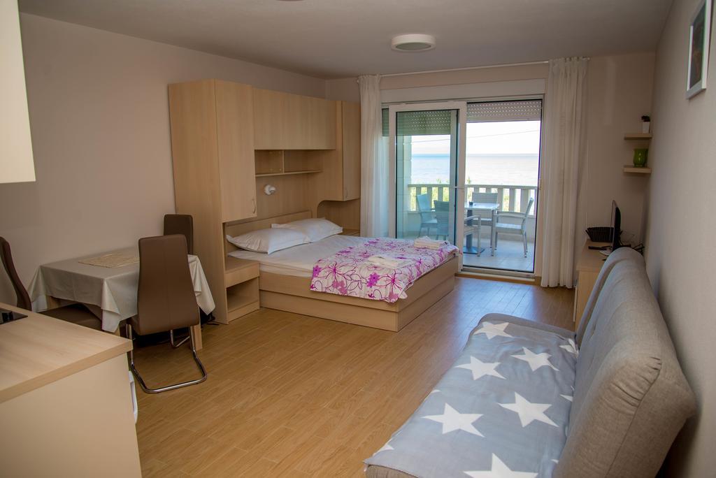 Waterfront Apartments - Tučepi Buitenkant foto