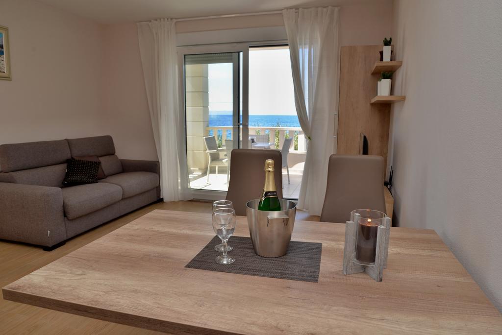 Waterfront Apartments - Tučepi Buitenkant foto